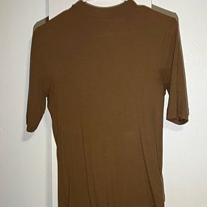 Nice fitted t-shirt.